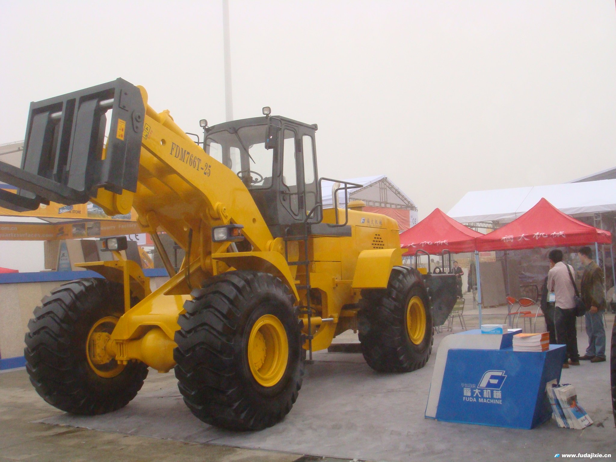 福大25吨叉装车FDM766T-25亮相2011年厦门开云手机站官方版在线登入-开云（中国）